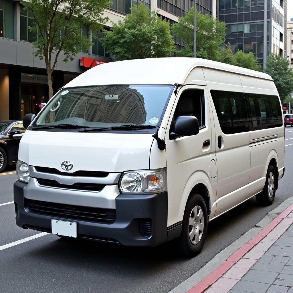 Toyota Hiace 9 Chỗ Máy Dầu Ngoại Thất