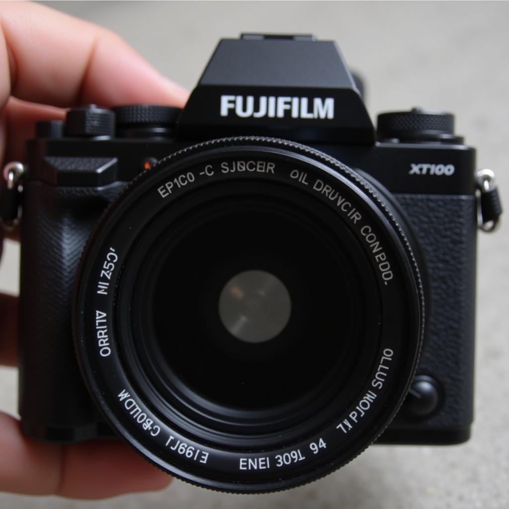 Máy ảnh Fujifilm XT100 cũ với cảm biến APS-C